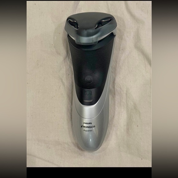 Philips Norelco Aquatec wet and dry electric shaver, model AT815 - Never used